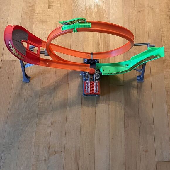 Hot Wheels Power Shift Raceway Motorized Track Set Loop &‎ Jump - In Box- Used - Picture 2 of 6